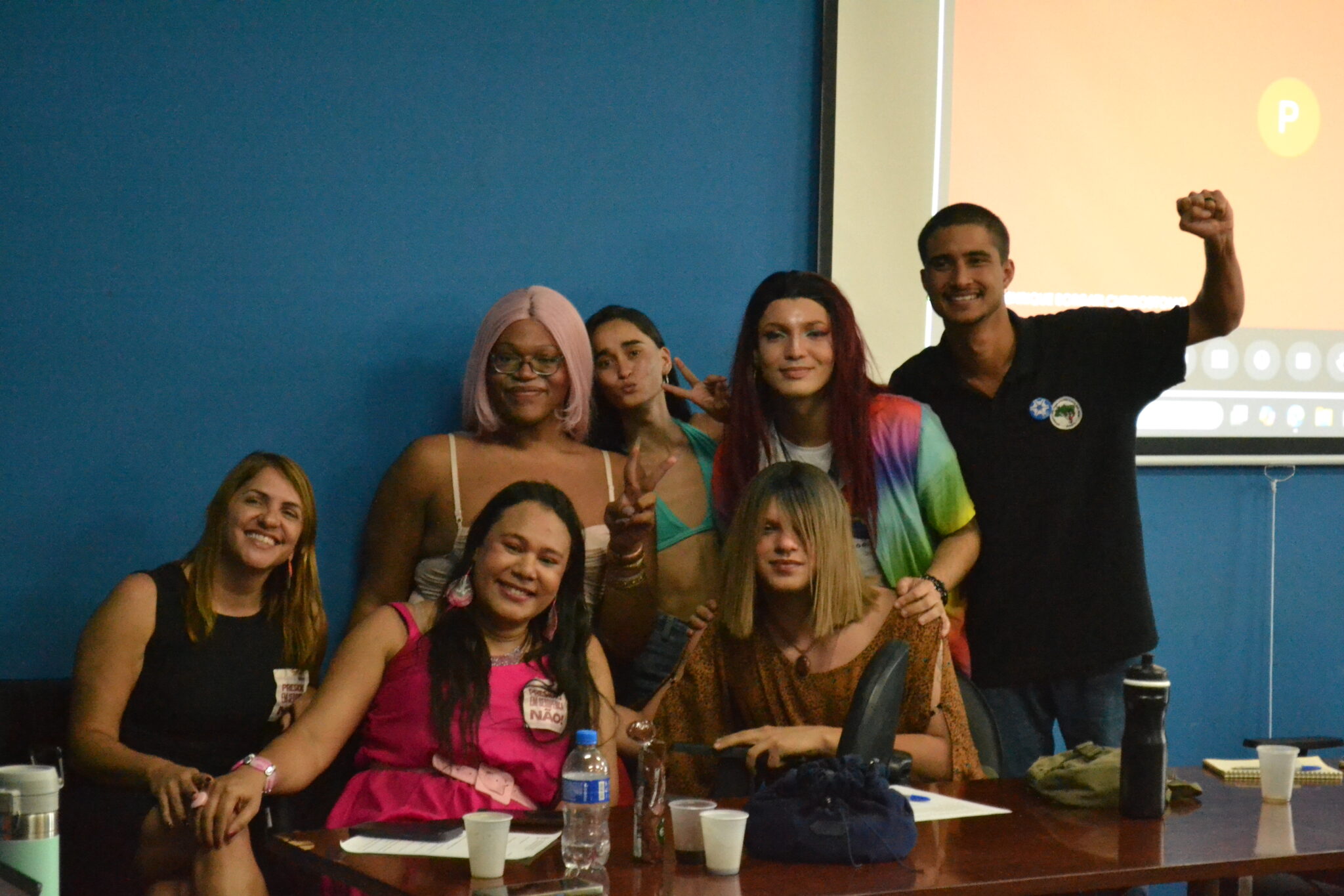 Diretório Central de Estudantes, Coletivo Madame, Pró-reitoria de Assuntos Estudantis e
Comissão da Política Institucional pela Diversidade, Gênero, Etnia/Raça e Inclusão, comemorando a aprovação da proposta 