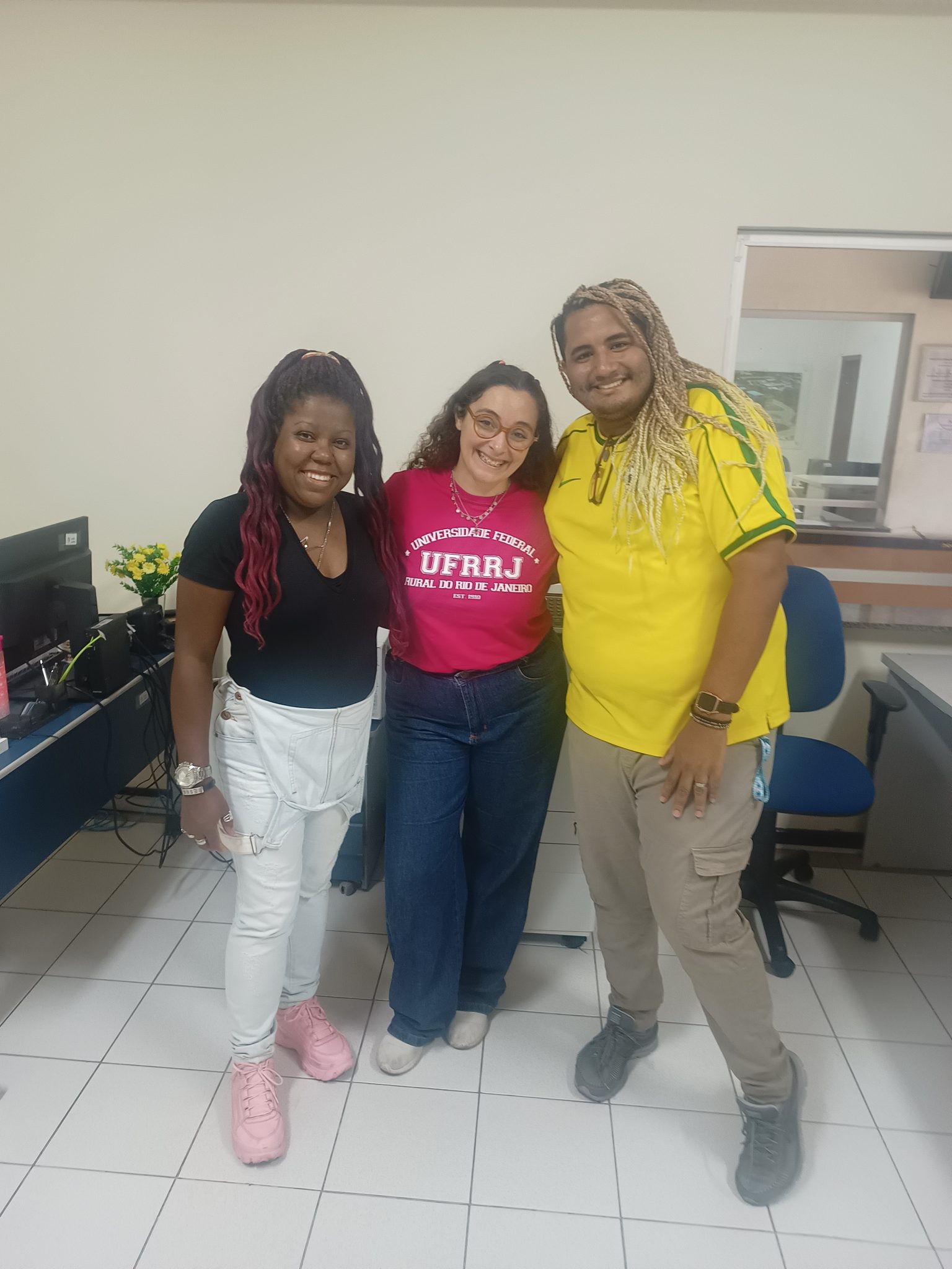 Direção eleita para o DA de Educação Especial do IM/UFRRJ. Da esquerda p/direita: Carícia Cris Silva Martins (Vice), Thaís de Oliveira Silva (Presidente) e Caio Belloni (Secretário-geral) 